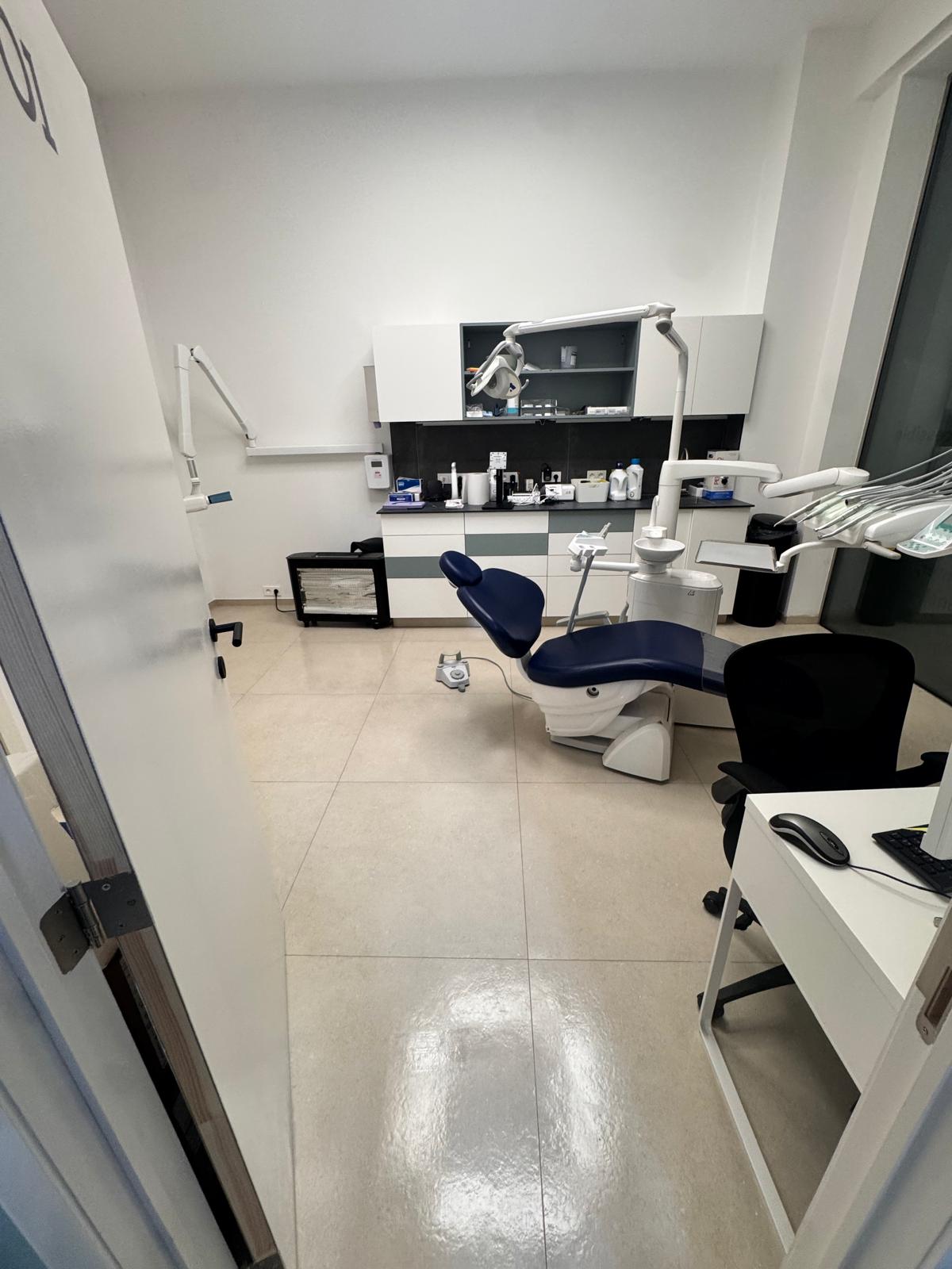 Opérateur Absolis nettoyant des joints de carrelage avec la vapeur haute pression